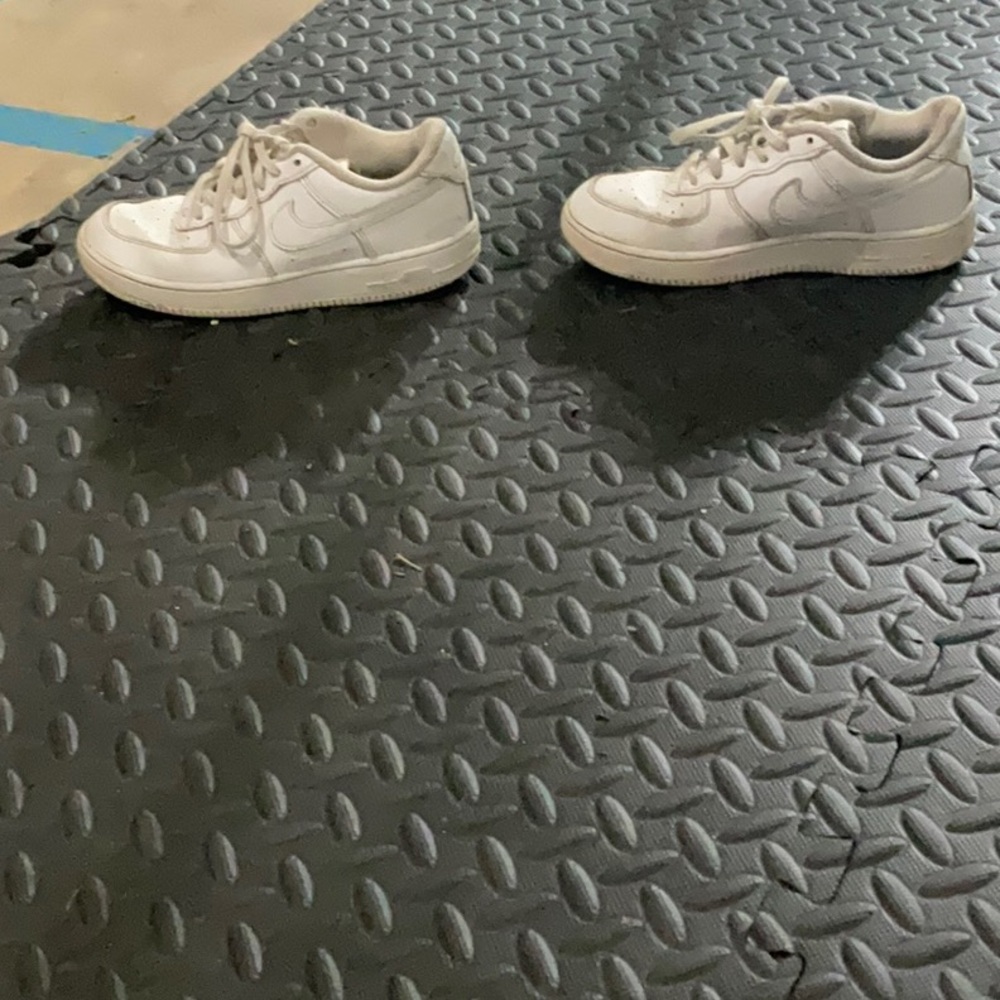 Nike White Sneakers Versatile Casual Athletic Design